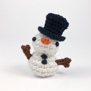 crocheted snowman amigurumi by club crochet